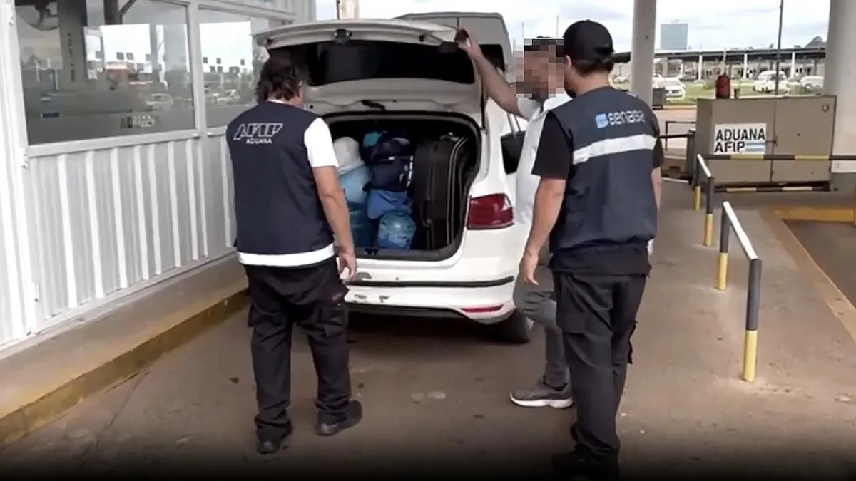 Detuvieron en el puente a dos personas que transportaban 30 litros de ketamina