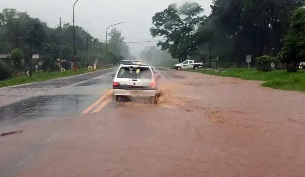 Jardín América: recomiendan circular con precaución por el avance del agua sobre ruta 12