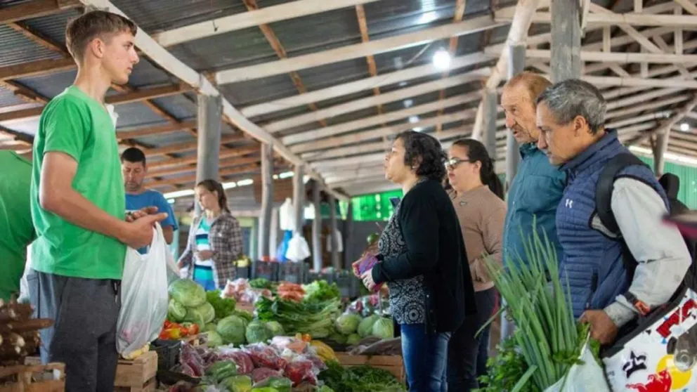 Las abundantes lluvias complican la llegada de productores a las ferias