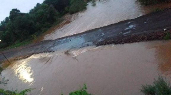 Tránsito cortado en la Ruta 7 sobre el Arroyo Tabay en Jardín América 