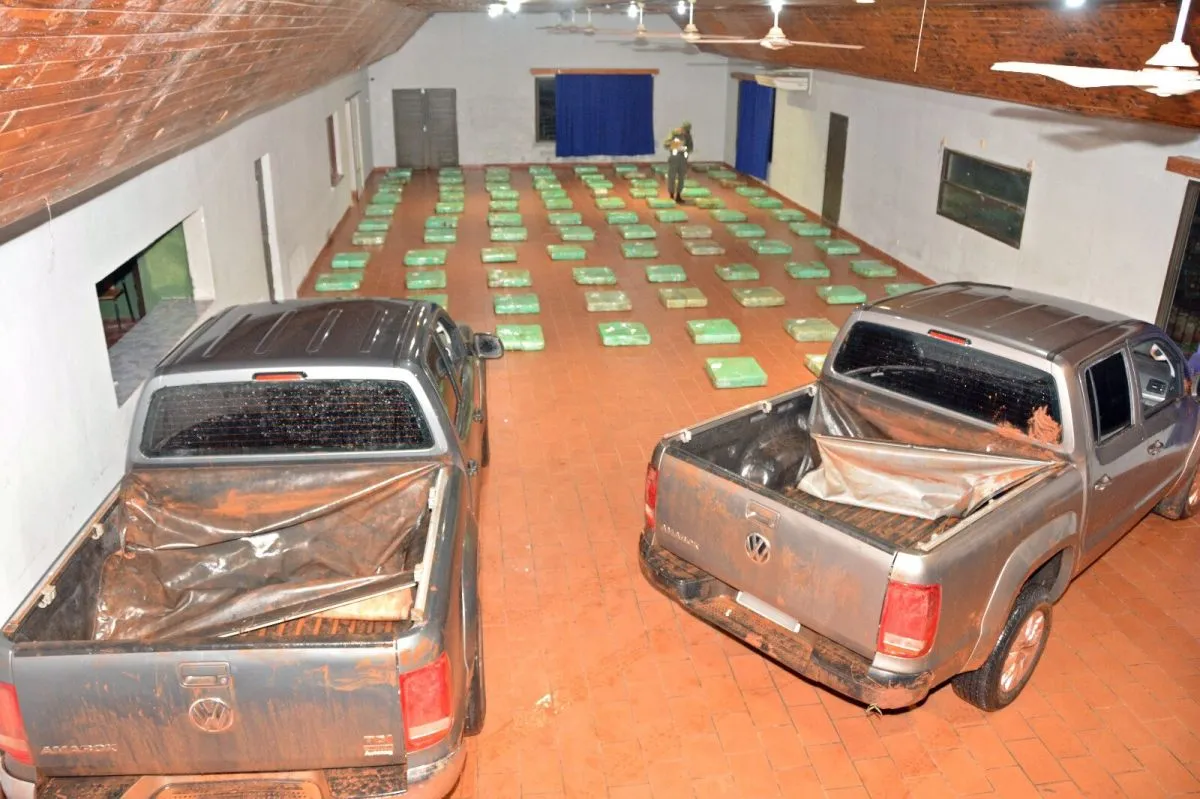 Narcos abandonan dos camionetas repletas de marihuana en Colonia Victoria