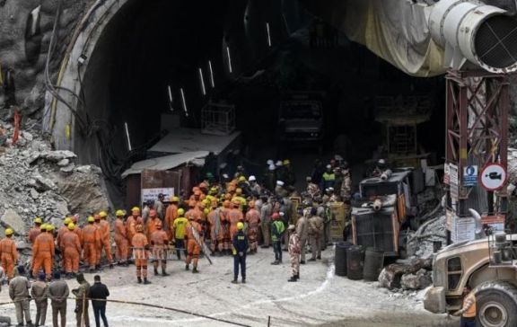 Milagro en India: rescataron a los 41 obreros atrapados tras el derrumbe
