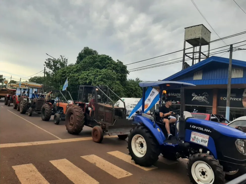 Productores se movilizaron en Montecarlo en reclamo por los caminos