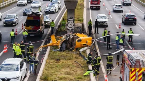 Se estrelló un en helicóptero en plena autopista en Madrid