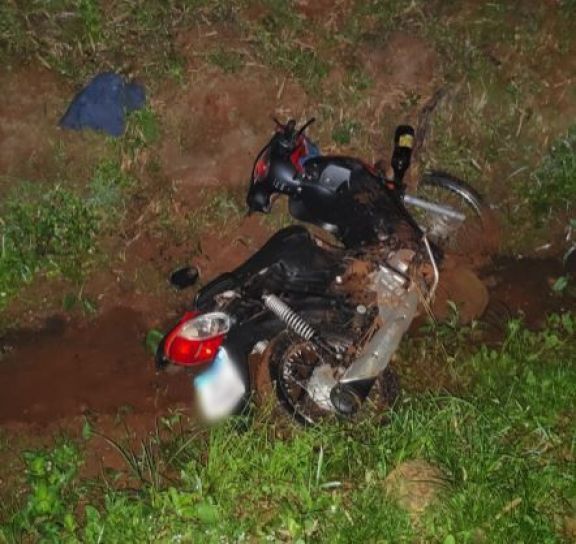 Un motociclista despistó y falleció en Puerto Esperanza