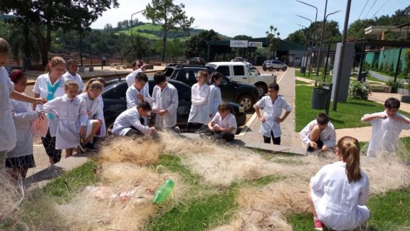 El Soberbio: alumnos colaboraron con la destrucción de redes de pesca furtiva