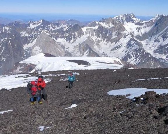 Buscan a tres andinistas argentinos que participaban de una expedición en la Cordillera