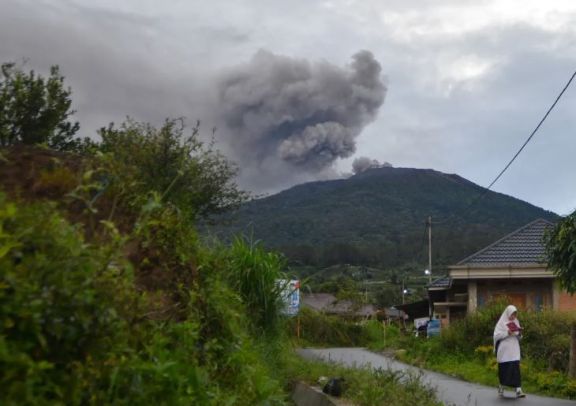 Escalaban el volcán Marapi cuando comenzó la erupción: hay 11 muertos y 12 desaparecidos