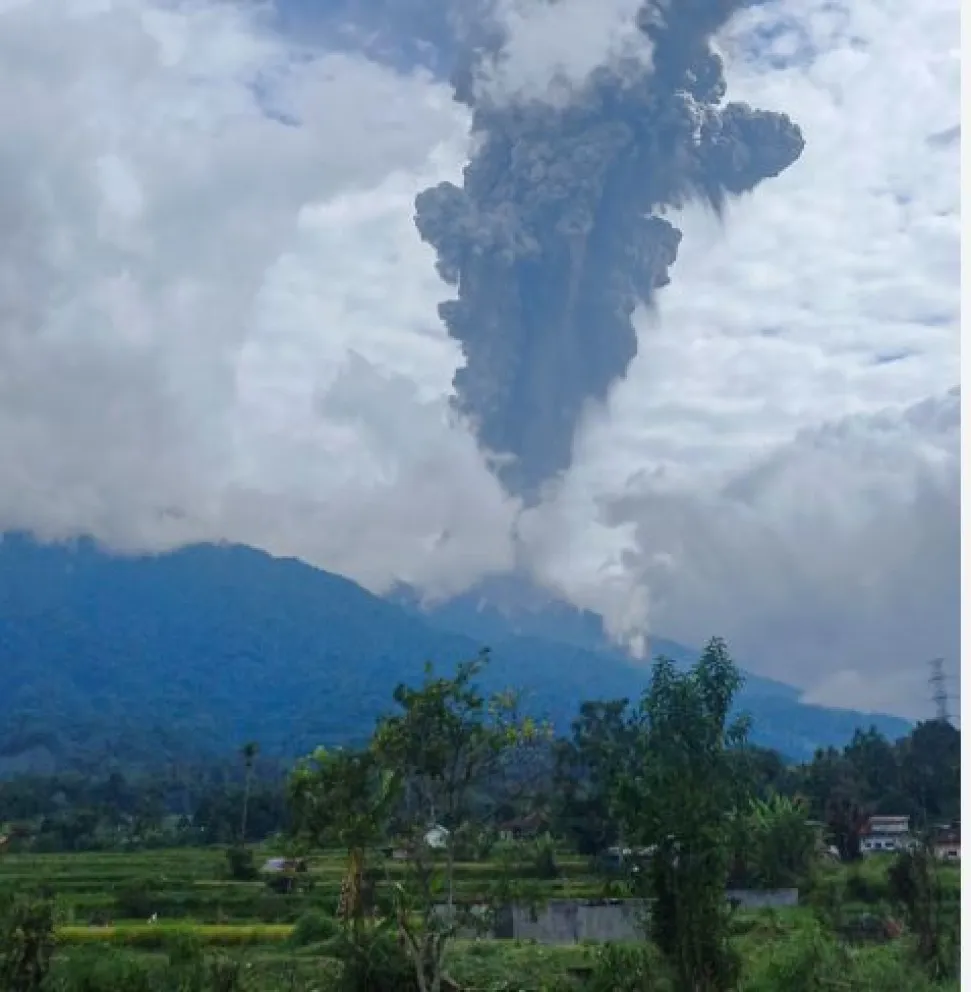 Ascienden a 22 las muertes por la erupción del volcán Marapi, que permanece activo