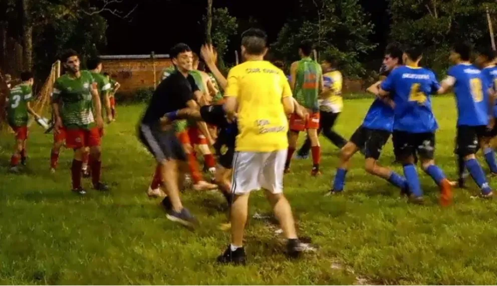 Violencia en el fútbol obereño: batalla campal entre juveniles de Atlético Iguazú y Aemo