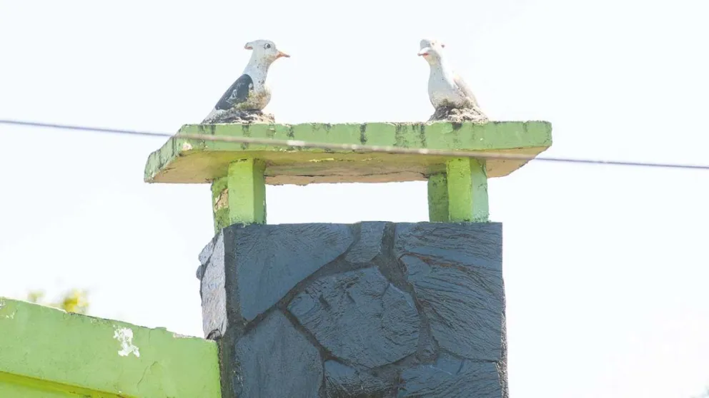 Estaban las blancas palomas sentadas  en su verde pedestal