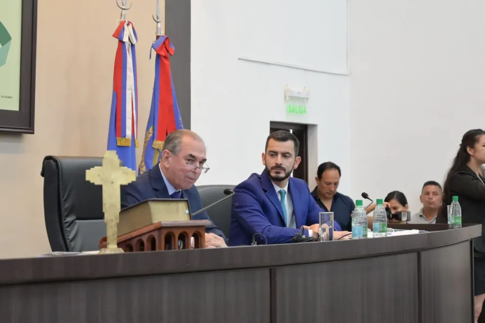 Stelatto dio un discurso de apertura de su nueva gestión junto al electo presidente del Concejo Deliberante, Jair Dib.  / Foto: Joaquín Galiano