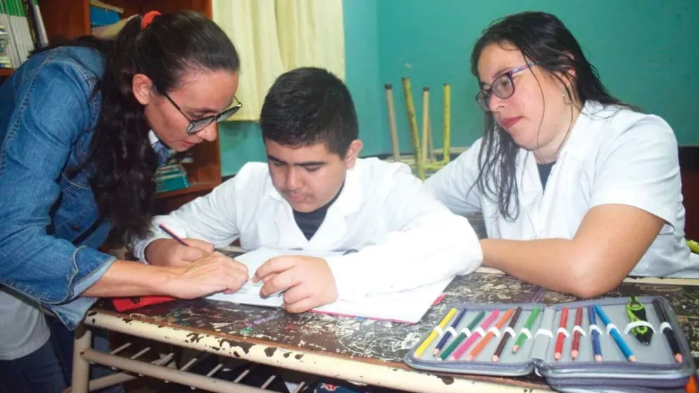 Tiene autismo, superó obstáculos y está a punto de terminar la primaria 