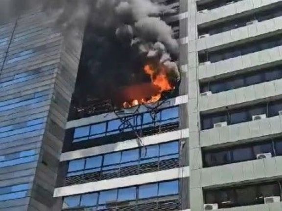 Una fallecida y 43 personas hospitalizadas por el incendio del edificio en Caba