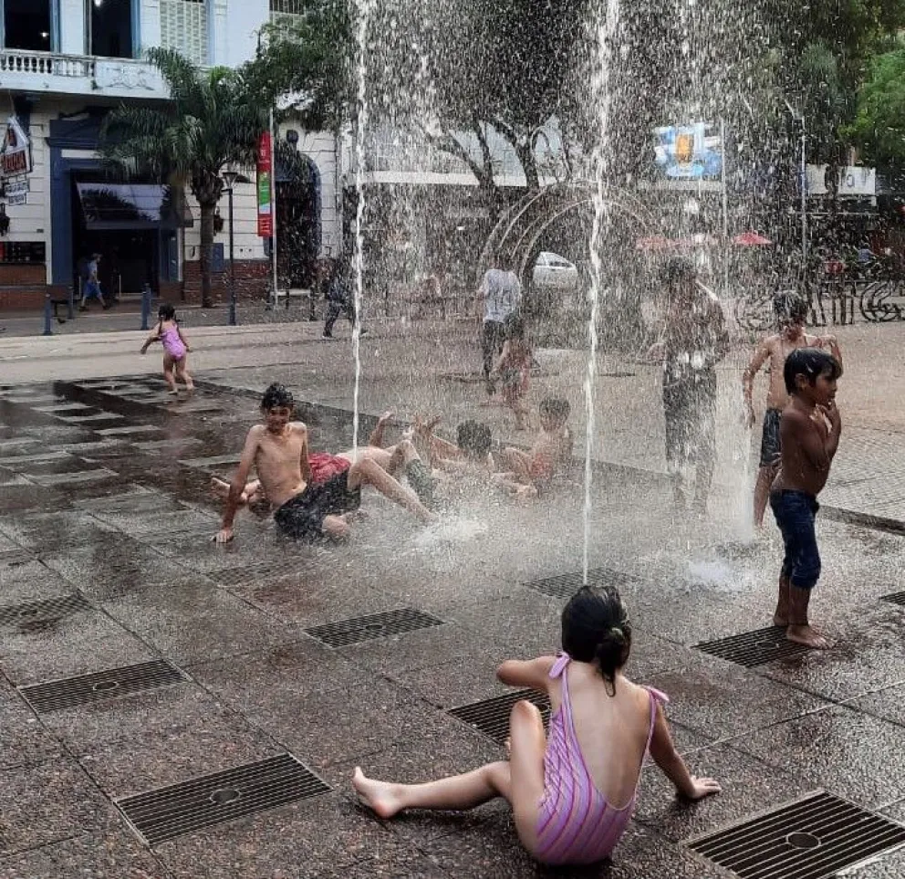 Con sensación térmica de 40 grados la premisa es refrescarse donde sea