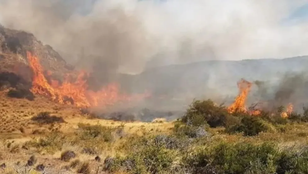 Chubut: lograron controlar un incendio rural que consumió cerca de 30.000 hectáreas