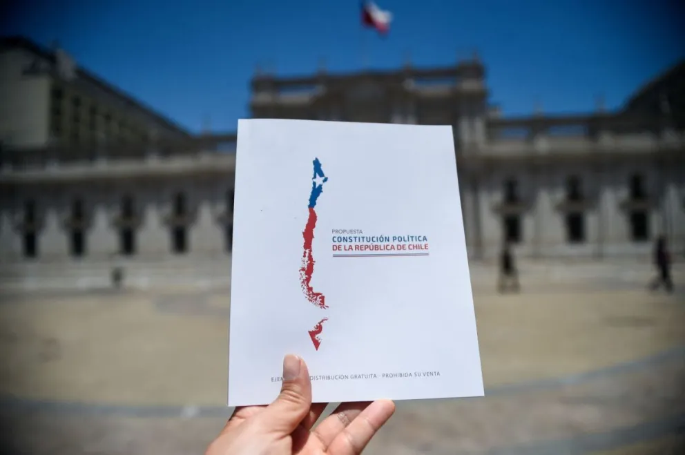 Chile: votan por aprobar o rechazar segundo proyecto de nueva Constitución