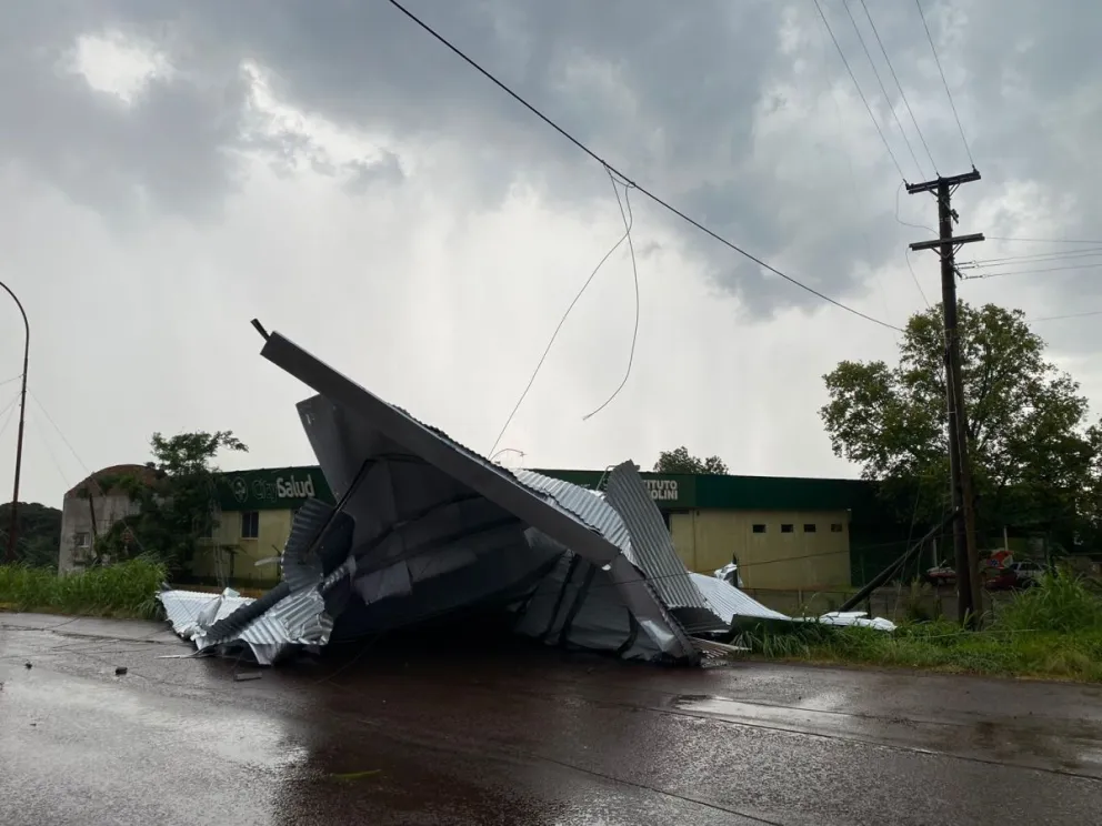 Fuertes ráfagas de viento y lluvias causaron daños en Oberá y Alvear