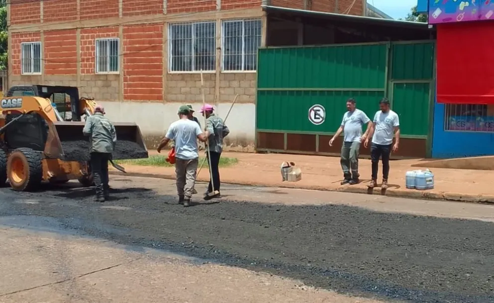 Iguazú: con asfalto reciclado realizaron trabajos de bacheo de la avenida Néstor Kirchner 
