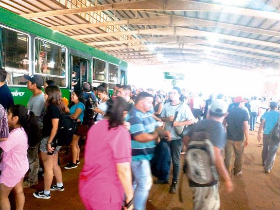 Malestar de usuarios del transporte público por reducción de frecuencia Malestar de usuarios del transporte público por reducción de frecuencia