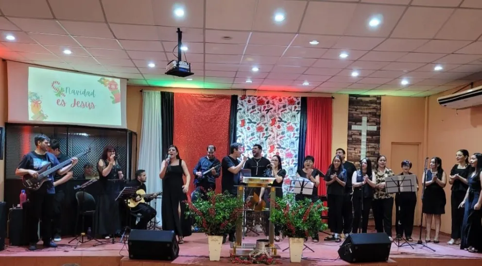 La iglesia Catedral de Alabanza celebró el fin de año con un show musical navideño