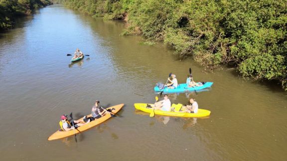 En kayak realizaron limpieza en el arroyo El Soberbio 