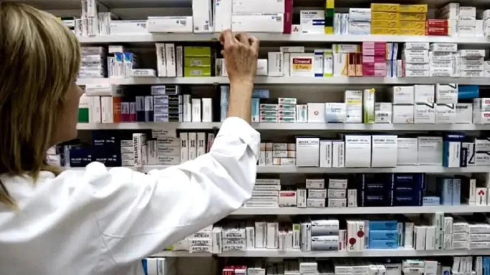 "Pone en riesgo la salud": farmacéuticos rechazan el DNU que desregula la actividad