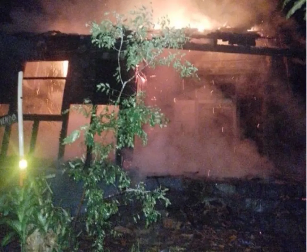 Un incendio destruyó por completo una vivienda en Puerto Iguazú