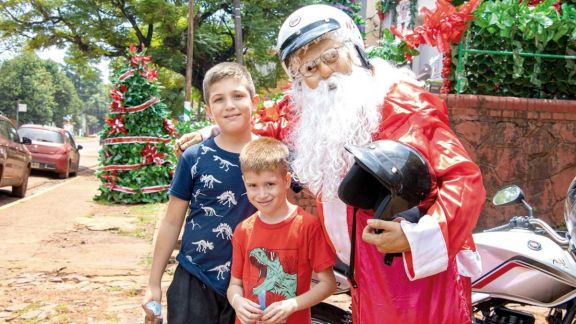 Un Papá Noel con conciencia social recorre en moto las calles de Eldorado