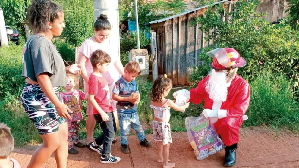 Un bombero sorprendió  a los niños de San Pedro 