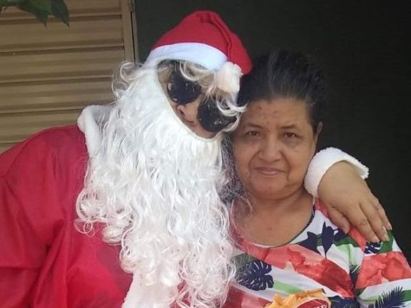 La Negra Ramírez se disfraza de Mamá Noel y recorre barrios de Oberá y Eldorado