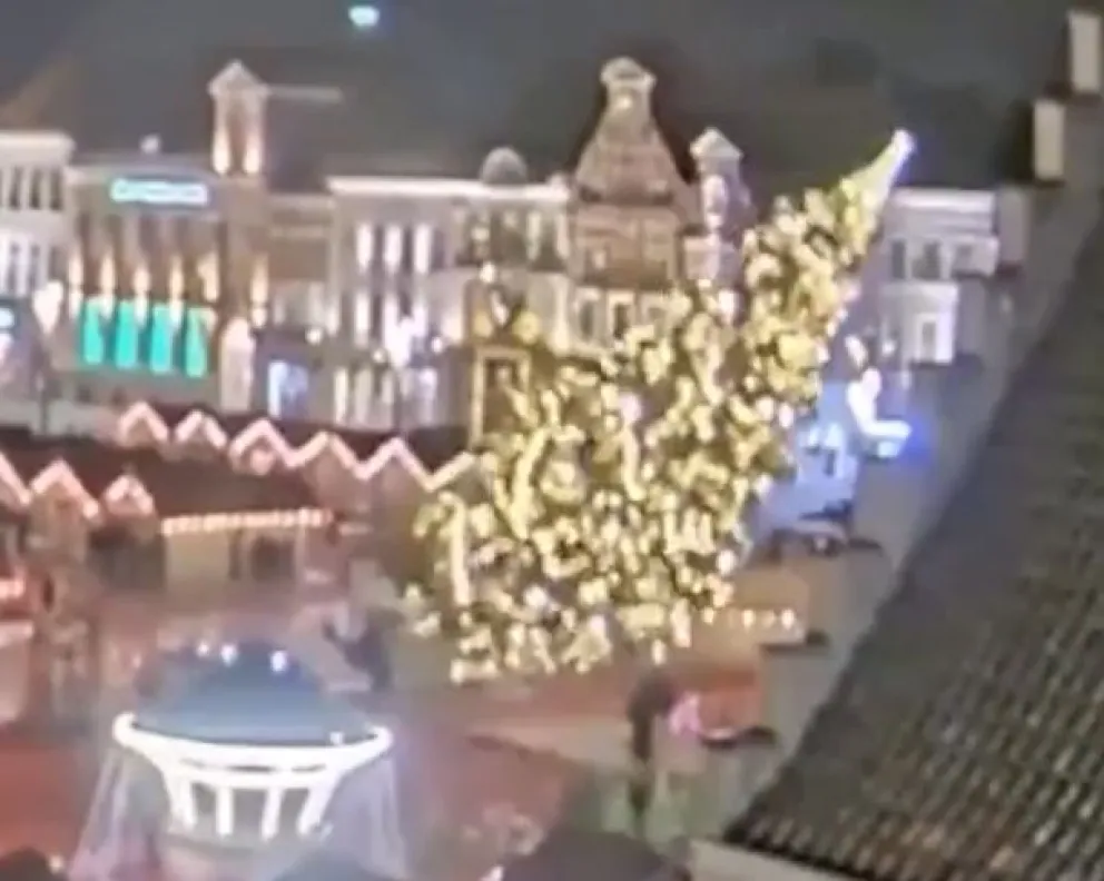 Un árbol de Navidad se derrumbó en una plaza de Bélgica, mató a una mujer y dejó varios heridos