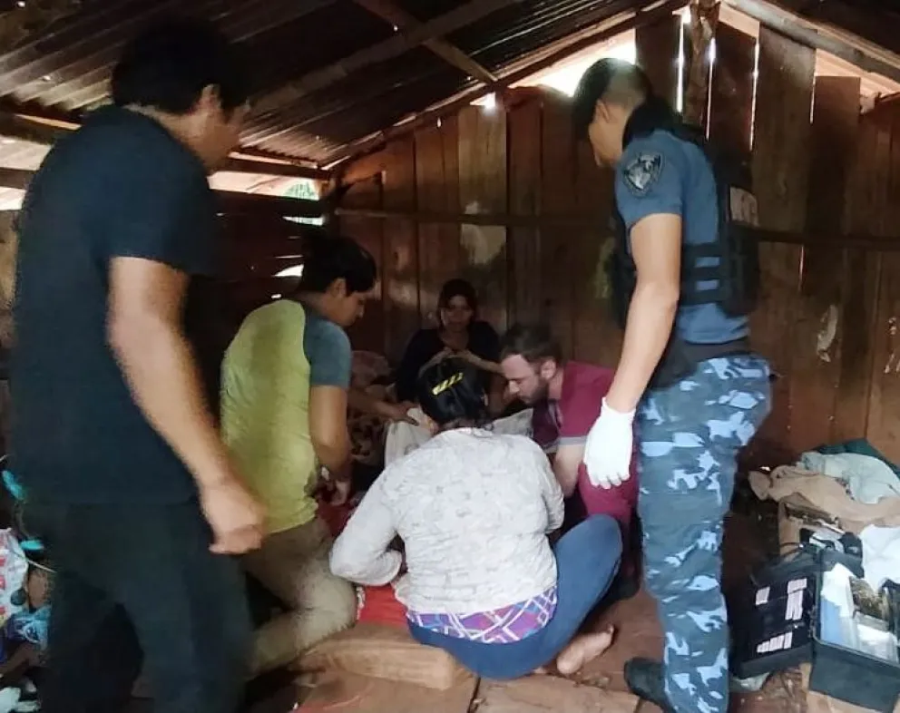 Policías junto a un enfermero ayudaron a dar a luz a una mujer de la Aldea Kuaí Porá