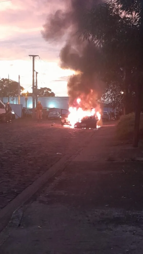 Un auto se incendió y sus dos ocupantes sufrieron quemaduras graves 