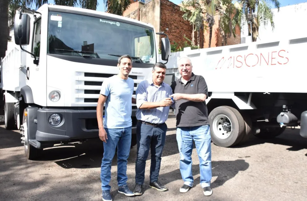Aristóbulo del Valle y Alba Posse recibieron nuevos camiones volcadores