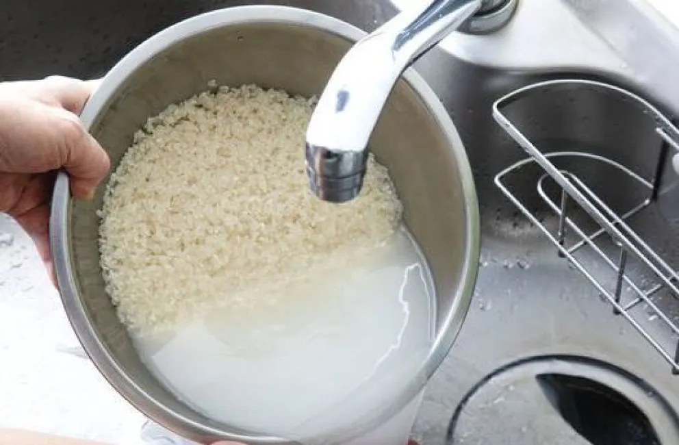 El motivo por el que es realmente importante que laves el arroz