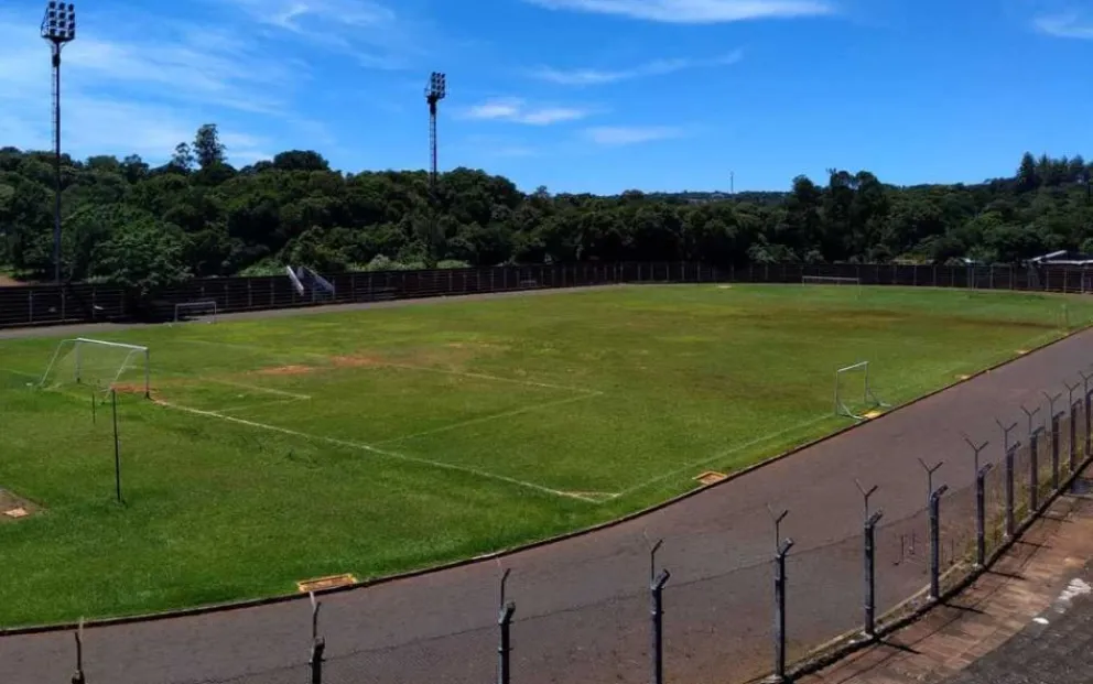 Durante enero, la cancha de fútbol de Oberá permanecerá cerrada por mantenimiento