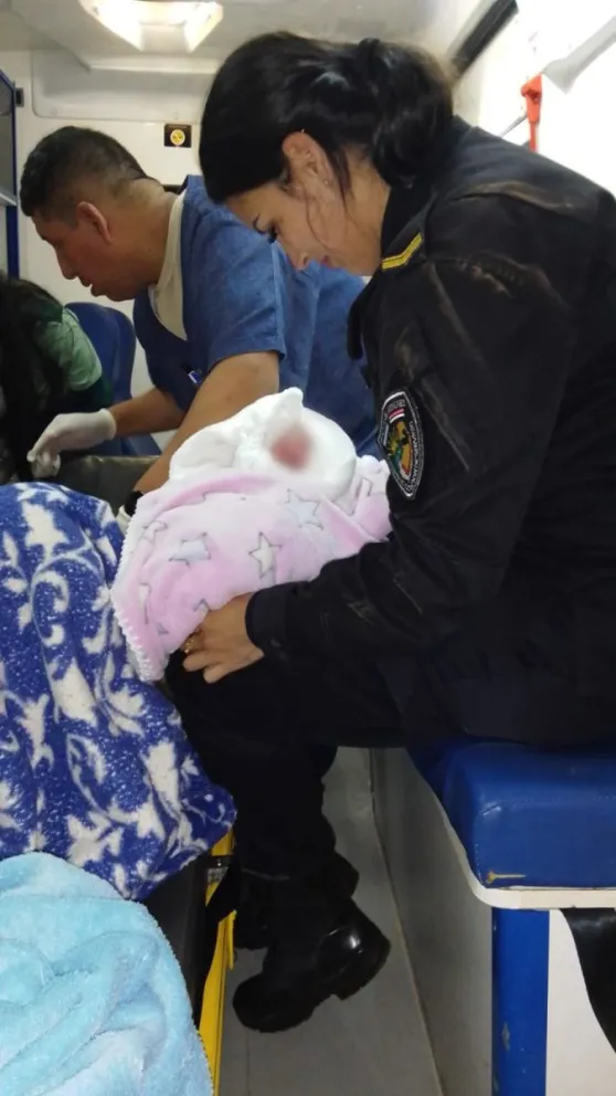 Policía auxilió a una mujer que dio a luz en la guardia de una comisaría 