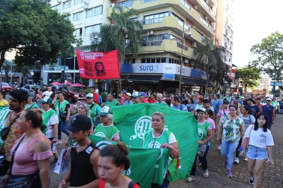 Movimientos sociales marchan en Posadas en rechazo al mega decreto y a despidos masivos