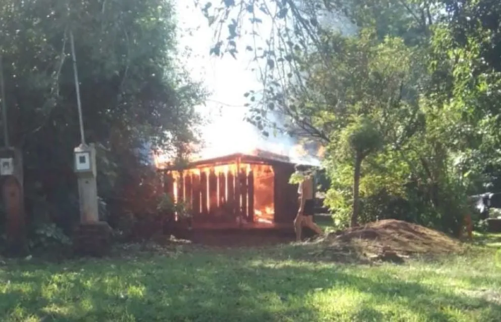 Se incendió una vivienda en Jardín América 