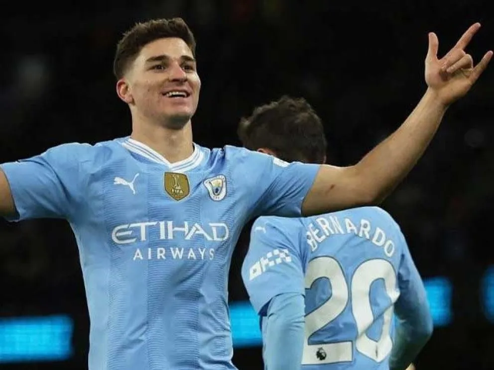 Julián Álvarez prolonga racha goleadora en la victoria del Manchester City 
