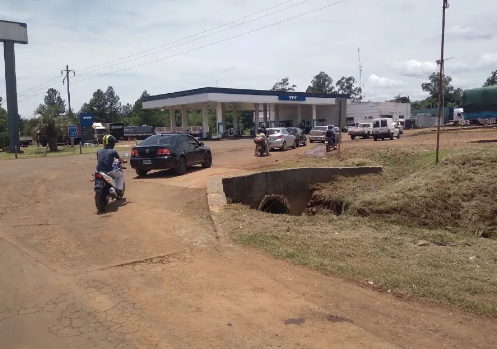 En YPF Jardín América larga fila para cargar combustible 