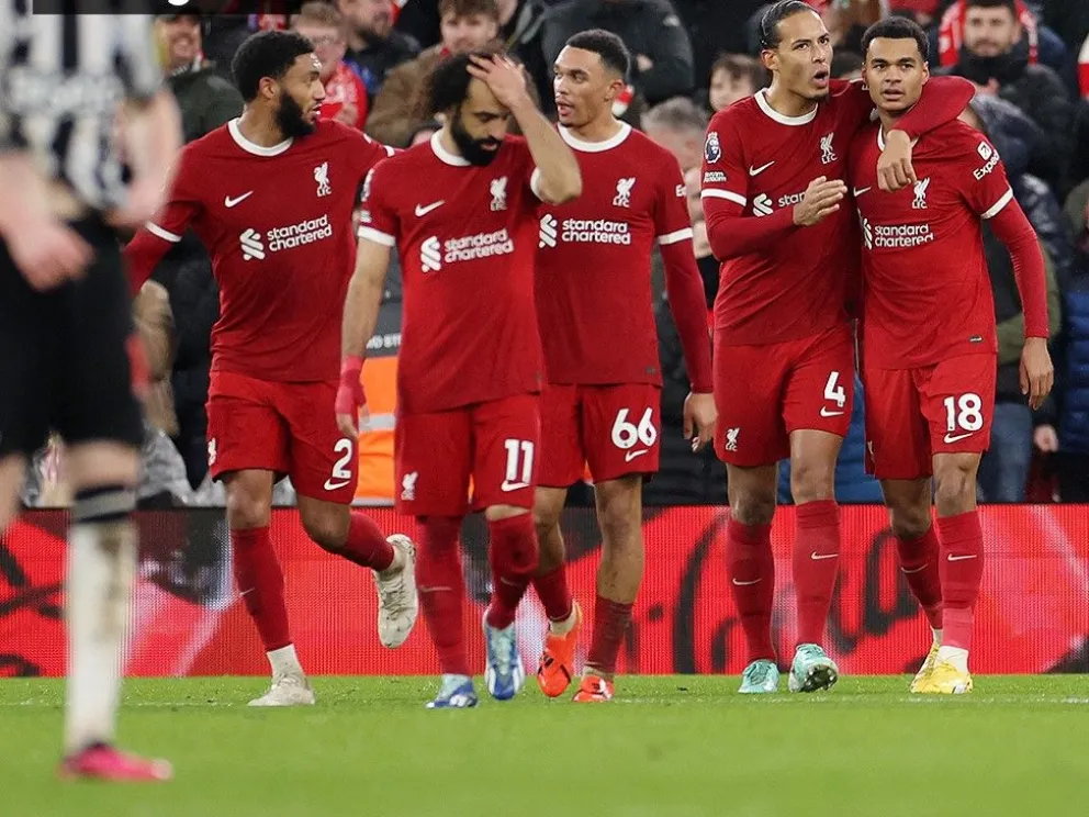 Liverpool quedó único puntero de la Premier League al vencer a Newcastle