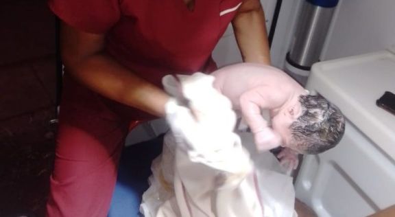 No llegó al hospital y dio a luz en la ambulancia en Pozo Azul 