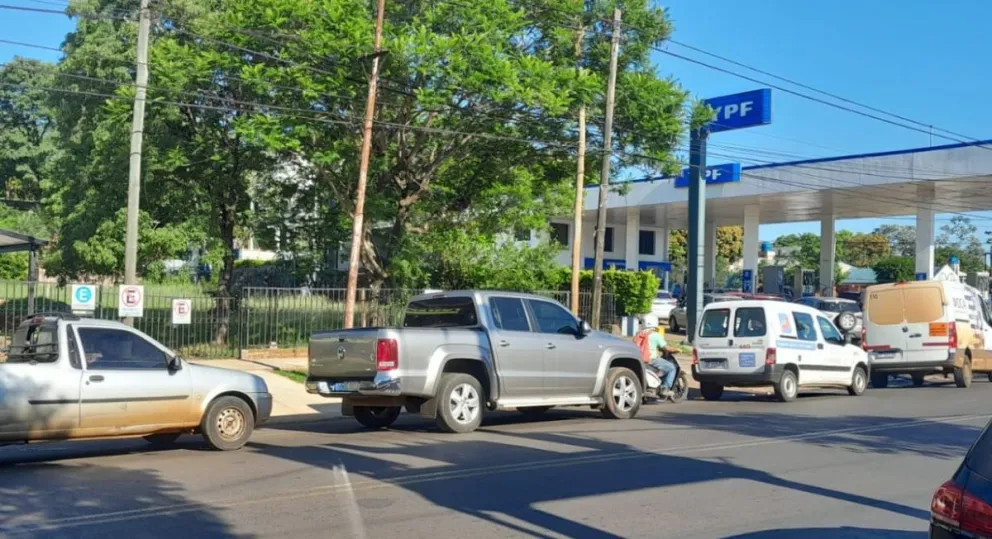 Largas filas en las estaciones de servicio YPF en la espera de un nuevo aumento de combustible