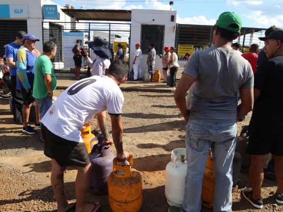 Por la disparidad de precios, hacen fila para comprar gas barato en Posadas