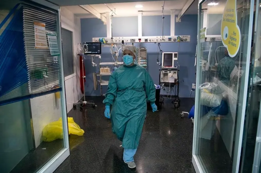 España: piden volver a usar mascarilla en centros de salud ante aumento de covid-19