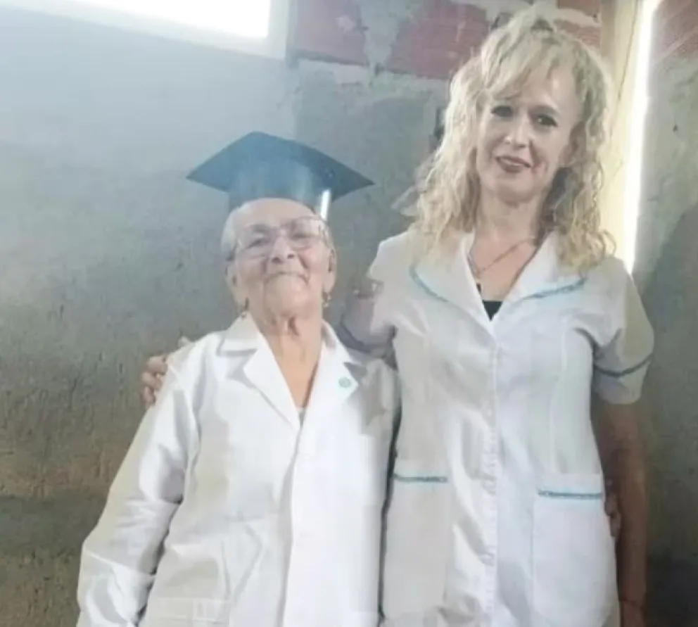 Tiene 10 hijos, 50 nietos, a los 78 años terminó la escuela primaria y su historia se conoció en el país