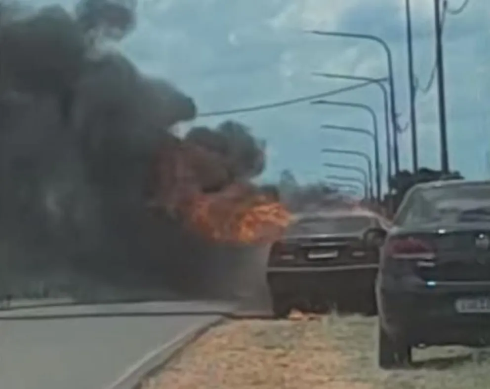 Un automóvil brasileño se incendió en la vía pública en Santo Tomé