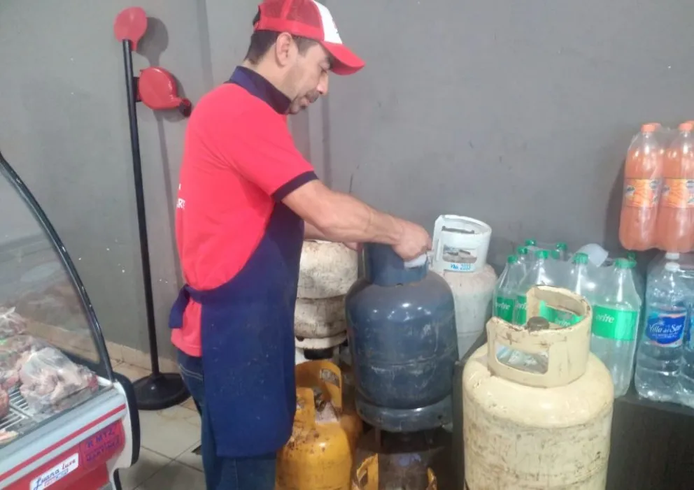Jardinenses recorren locales para buscar garrafas a menor costo